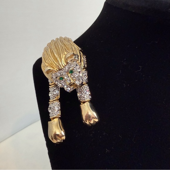 Rhinestone Gold Tone Articulated Lion Brooch - Picture 6 of 16